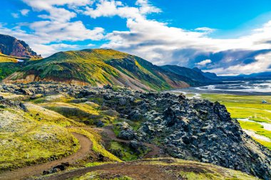 Güzel dağ ve valley Landmannalaugar İzlanda Highlands'adlı açık havada peyzaj