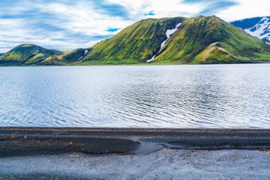 Volkanik göl ve güzel dağ Fjallabak doğa rezerv İzlanda Merkezi görünümü