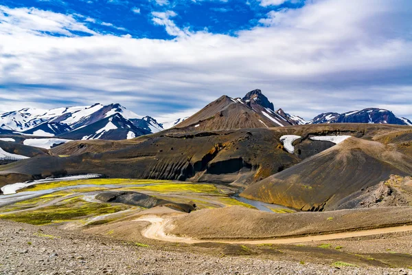 Fjallabak 自然保护区的火山景观与五颜六色的山脉和融化的积雪流 — 图库照片