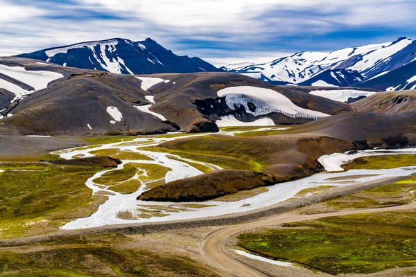 Ijslandse Natuur Landschap Zomer Met Prachtige Hoge Berg Vloeiende Stroom — Stockfoto