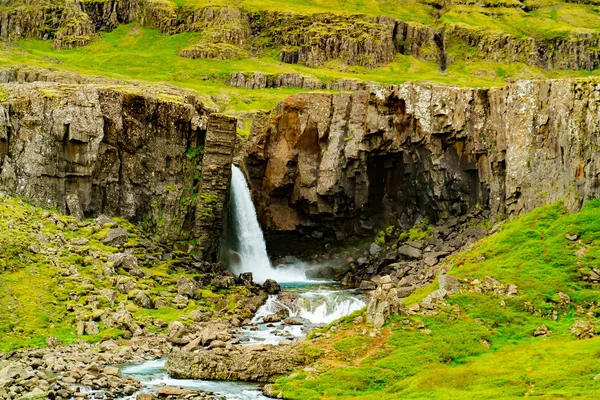 Άποψη Της Ισλανδικής Καταρράκτη Βρύα Καλύπτονται Ηφαιστειακά Πετρώματα Και Πράσινο — Φωτογραφία Αρχείου