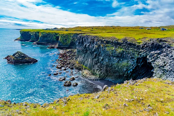Wunderschöne Isländische Landschaft Mit Der Klippe Aus Basaltfelsen Bei Arnarstapi Stockbild