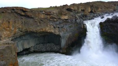 Güzel Aldeyjarfoss şelale Bardardalur Valley İzlanda'daki yaz sezonu bazalt sütunlarla görünümünü