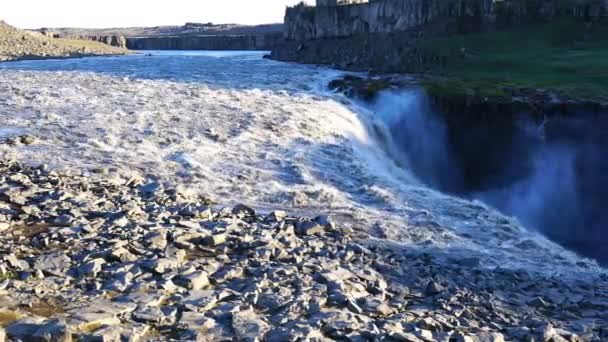 冰岛东北部瓦特纳冰川国家公园黛提瀑布和 Jokulsa Fjollum 河景观 — 图库视频影像