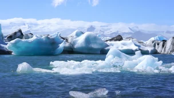 冰岛东南部瓦特纳冰川国家公园 Jakulsarlon 冰川泻湖漂浮的冰山 — 图库视频影像