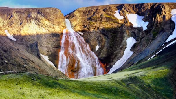 Blick Auf Den Wunderschönen Isländischen Wasserfall Bei Landmanalaugar Hochland Von — Stockvideo