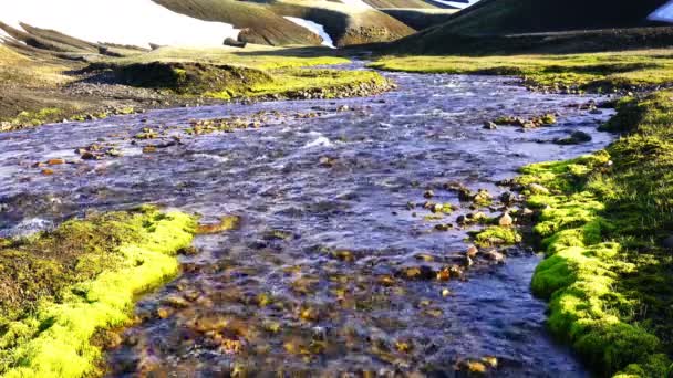 融雪レイキャヴィーク アイスランドの高地の谷を通る美しい山からの水の流れの夕景 — ストック動画