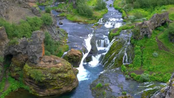 Vista Cascada Con Corriente Agua Que Fluye Cañón Gjain Landmannalaugar — Vídeo de stock