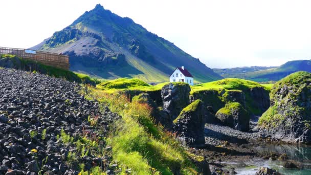 Paisagem Natural Costa Com Formação Rochas Basalto Uma Casa Solitária — Vídeo de Stock