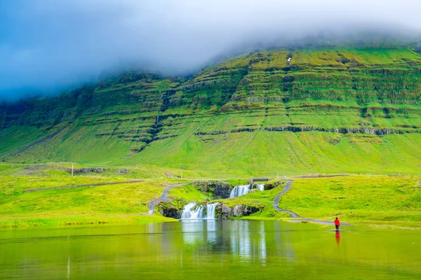 Mujer Vistiendo Una Camisa Roja Vadeado Agua Kirkjufellsfoss Cascadas Noche —  Fotos de Stock