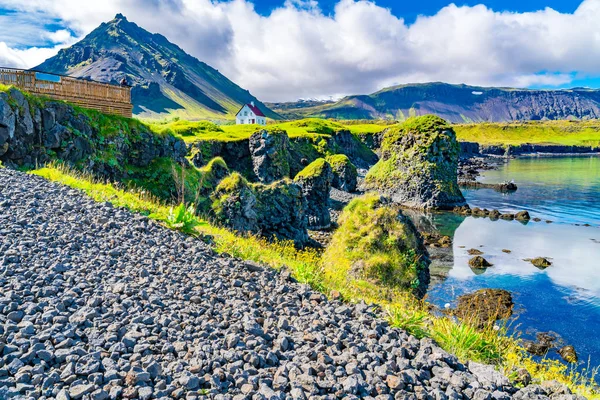 Vulkanische Landschaft Aus Basaltfelsen Mit Einem Schönen Haus Und Dem lizenzfreie Stockfotos