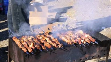 Ulgii, Moğolistan'da altın kartal Festivali Yarışma yerinde sabah sokak durak, Barbekü