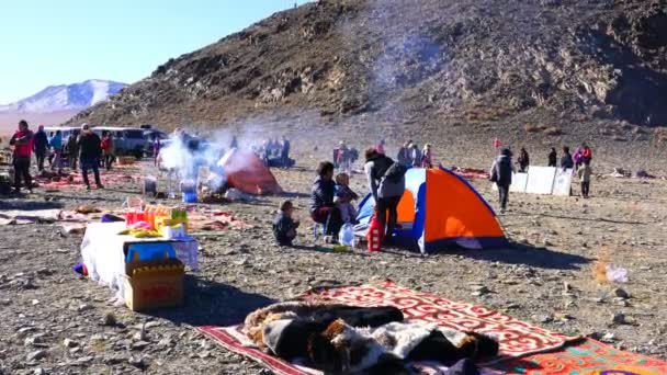 Ulgii Mongolia Ottobre 2018 Bancarella Lungo Strada Mattino Golden Eagle — Video Stock