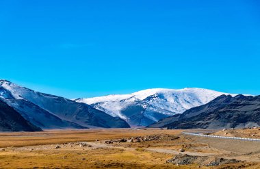 Yaz aylarında Ulgii Moğolistan'dan Khovd karayolu kenarında, güzel dağ