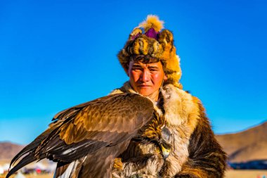 Ulgii, Moğolistan - 6 Ekim 2018: altın kartal Festivali. Moğol altın kartal avcı tilki kürk ile kartal elinde Ulgii, Moğolistan, rekabet sitedeki geleneksel giyim