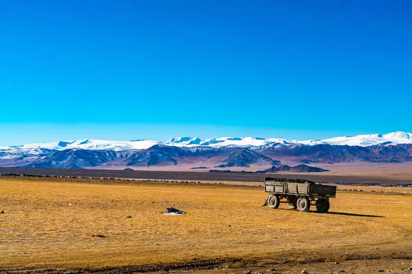 Blick Auf Die Schöne Bergkette Gegen Den Blauen Himmel Und — Stockfoto