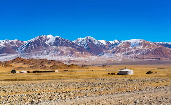Blick Auf Den Mongolischen Ger Mit Der Schaf Und Kuhherde lizenzfreie Stockfotos