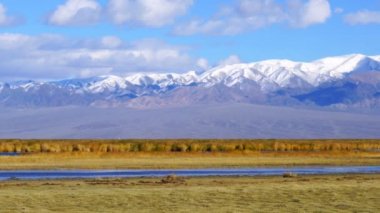 Moğolistan'da Khovd, kaya Gölü yakınındaki Moğol Ger görünümünü