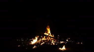 Alev yanık ve gece kamp ateşi şenlik ateşinde ışıltı