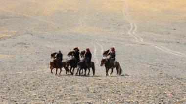 Ulgii, Moğolistan - 9 Ekim 2018: Moğol kartal avcılar kartal avcı ile Hill Ugii Moğolistan'da sırtında sürme kol üzerinde