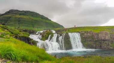 Kirkjufell şelaleler Batı İzlanda'daki Snaefellsnes yarımadasının kuzey Grundarfjordur Köyü'nde. Zaman atlamalı