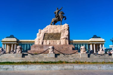 Moğol devrimci kahraman Ulaanbaatar Moğolistan'da, arka planda Parlamentosu ile Sukhbaatar kare veya cengiz han Meydanı Sukhbaatar heykeli