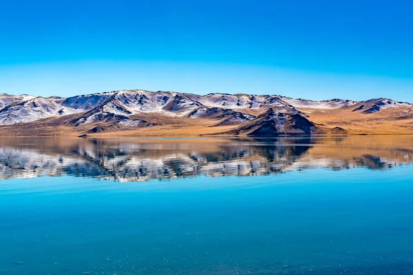 Odbicie Piękne Góry Jesienią Krystalicznie Czystej Zimnej Wody Jeziorze Tolbo — Zdjęcie stockowe