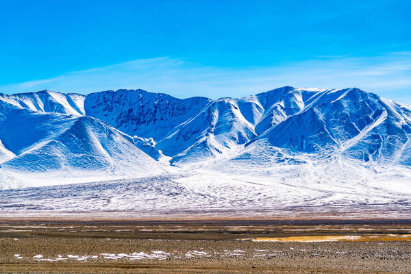 Красивый горный пейзаж Монголии с пустынной желтой степью осенью
