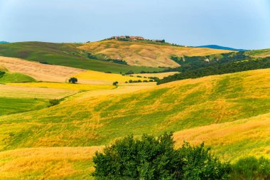 Küçük tepe en iyi village adlı Val d'Orcia Toskana İtalya ile tepelik Toskana doğal peyzaj