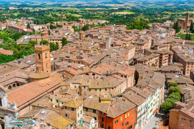 Cityscape Siena tepelik Toskana İtalya ile tepe şehrin havadan görünümü