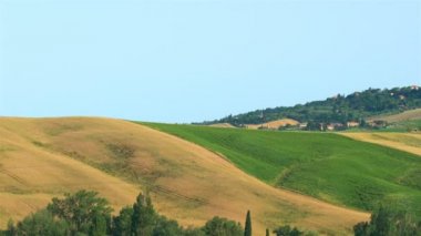 İtalya Pienza tepenin şehir görünümünü tepelik Tuscany alanında güneşli bir gün güzel bir manzara ile