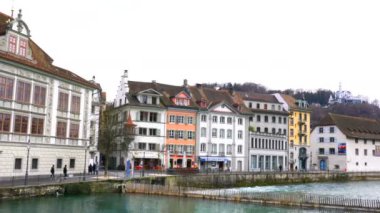 Lucerne, İsviçre - 30 Mart 2018: Panoramik manzaralı tarihi eski şehir merkezi, Lucerne Gutsch Kalesi ve Şapel köprüden Lucerne İsviçre ile binada