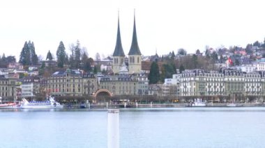 Lucerne, İsviçre - 30 Mart 2018: Tarihi eski şehir, Lucerne St Leodegar Kilisesi ve Dört Kanton Gölü İsviçre ile doğal görünümünü
