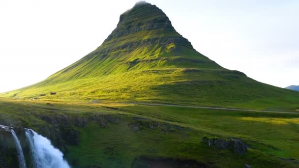 Kirkjufell Horských Kirkjufellsfoss Podvečerním Šeru Grundarfjordur Village Islandu — Stock video