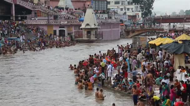 Haridwar Índia Agosto 2014 Turistas Reúnem Emharidwarto Para Realizar Banhos — Vídeo de Stock