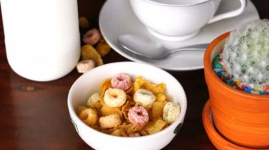 Bir kase mısır gevreği ve Froot Loops lezzetli breakfast için içine dökülen süt