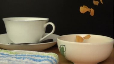 Mısır gevreği ve Froot Loops kahvaltı yavaş hareket için beyaz bir kase içine dökme