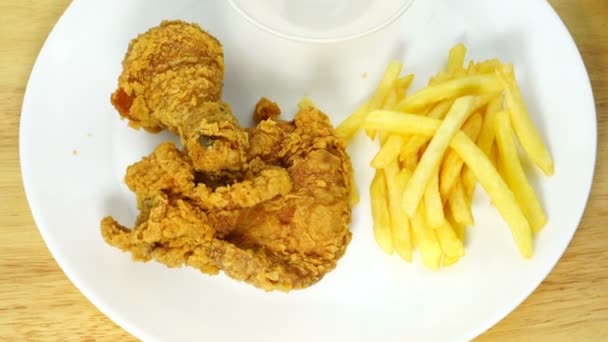 Pollo Frito Crujiente Con Papas Fritas Ketchup Plato Blanco Sobre — Vídeos de Stock