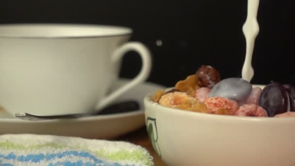 Derramando Leite Fresco Para Uma Tigela Café Manhã Cereais Câmera — Vídeo de Stock