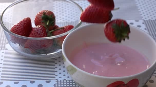 草莓掉进草莓酸奶碗中的慢动作 — 图库视频影像