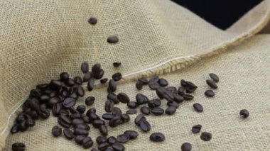 Ağır çekimde sac bez için kahve çekirdekleri dökme