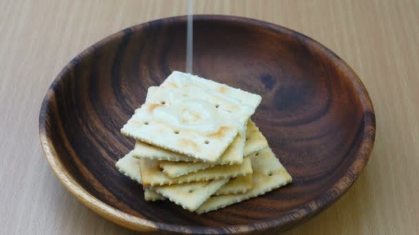 Gieten Van Gecondenseerde Melk Stapel Van Crackers Een Houten Bord — Stockvideo