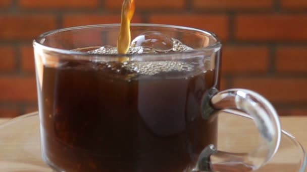 Zeitlupe Heißen Kaffee Eine Glasschale Auf Dem Holztisch Gießen — Stockvideo