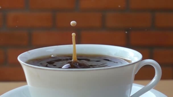 Släppa Färsk Mjölk Kopp Kaffe Träbord Slow Motion — Stockvideo