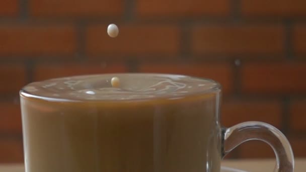 Frische Milch Zeitlupe Ein Glas Voll Milchkaffee Geben — Stockvideo