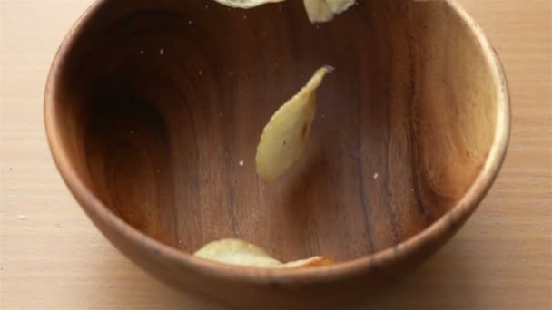 Patatas Fritas Caen Tazón Madera Sobre Mesa Cámara Lenta — Vídeos de Stock