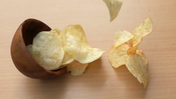 Kartoffelchips Fallen Zeitlupe Auf Den Holztisch — Stockvideo