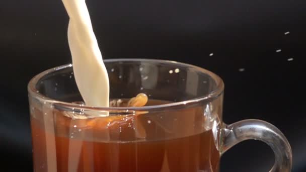 Versare Latte Fresco Bicchiere Caffè Nero Slow Motion — Video Stock