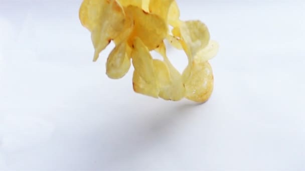 Kartoffelchips Fallen Zeitlupe Auf Das Weiße Papier — Stockvideo