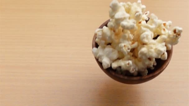 Dřevěná Miska Naplněná Popcornem Horní Části Dřevěného Stolu Pomalém Pohybu — Stock video